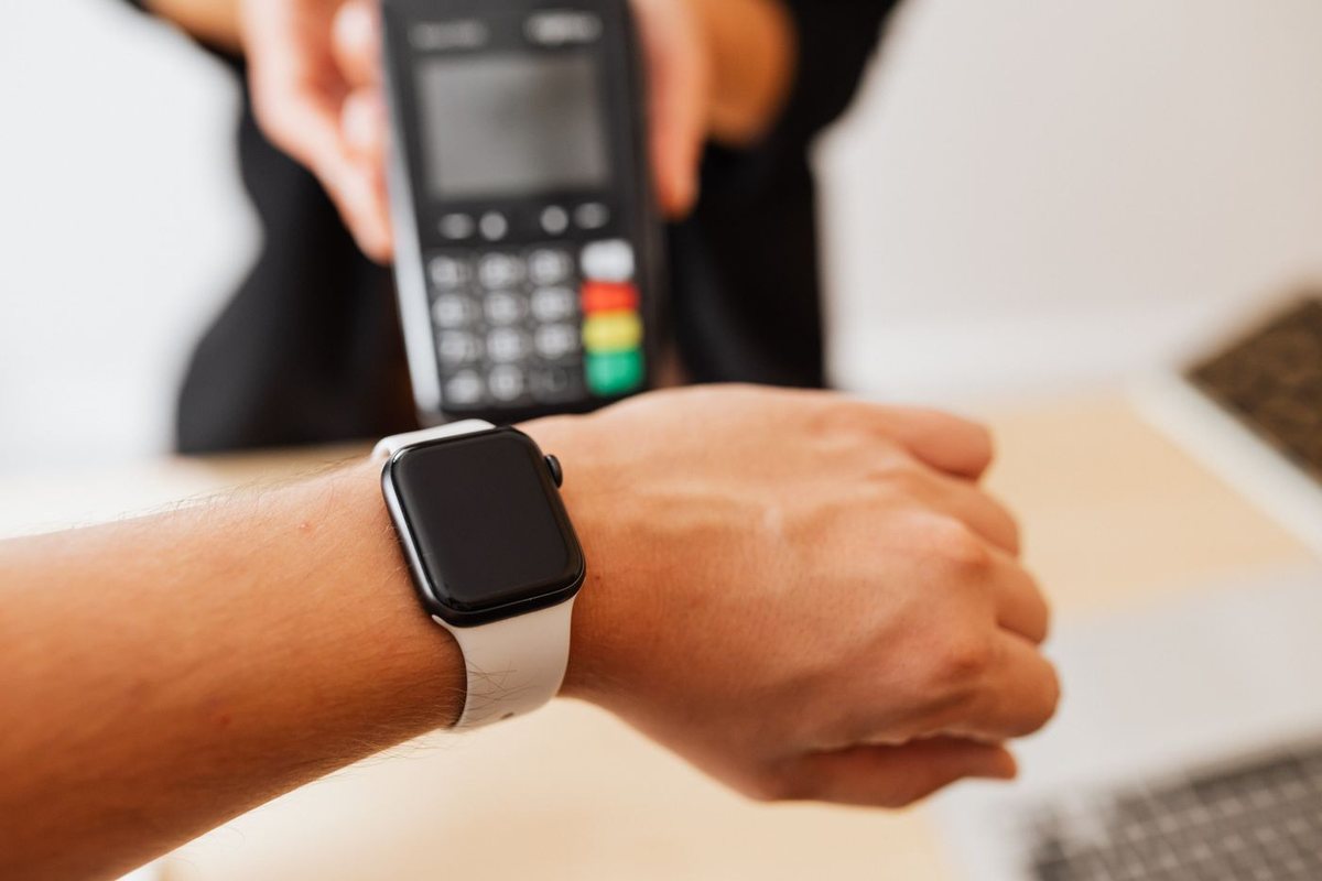 Contactless payment with a smartwatch